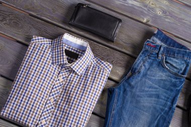 Bir gençlik kareli gömlek.