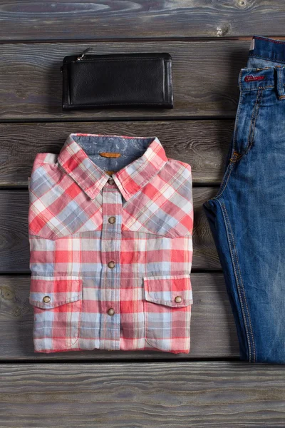 Camisa, jeans e bolsa de couro . — Fotografia de Stock