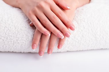 Güzellik salonunda manikür..