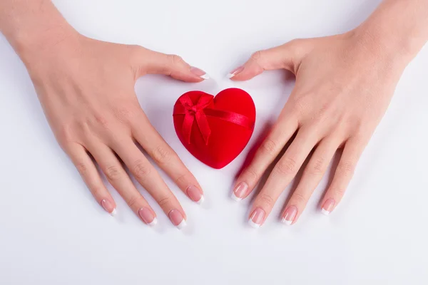 Manicure francese classica con bel cuore rosso . — Foto Stock