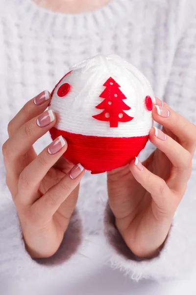 Bela bola de Natal de malha . — Fotografia de Stock