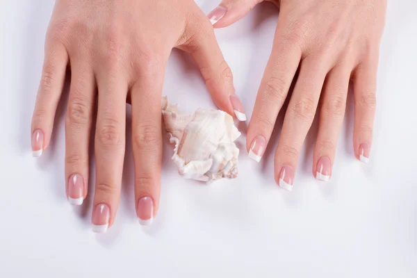 Manicure i delikatne perłowej muszli. — Zdjęcie stockowe