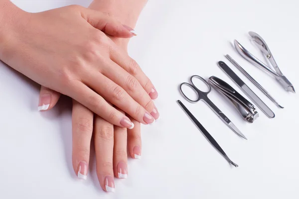 Piękne kobiety nowy Francuski manicure. — Zdjęcie stockowe