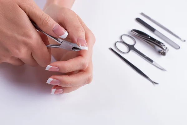 Hermosas manos con piel sana y perfecta manicura francesa . — Foto de Stock