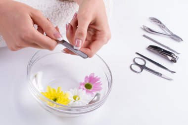 Kadın el manikür çivi dosya tutmak. 