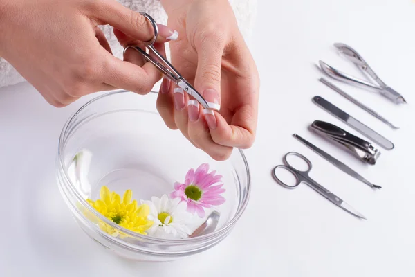 Meisje afsnijdt, de cuticula nagelschaartje. — Stockfoto