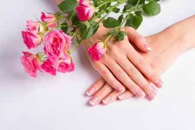 Fransız ay manikür güzel gül buketi ile.