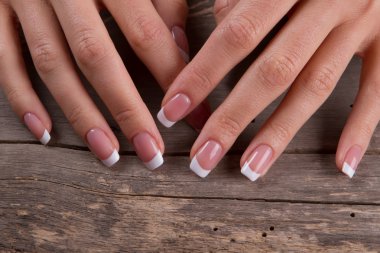 Bir retro ahşap arka plan üzerinde manikür.