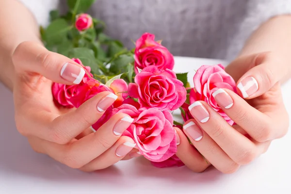 Bella manicure francese gentile . — Foto Stock