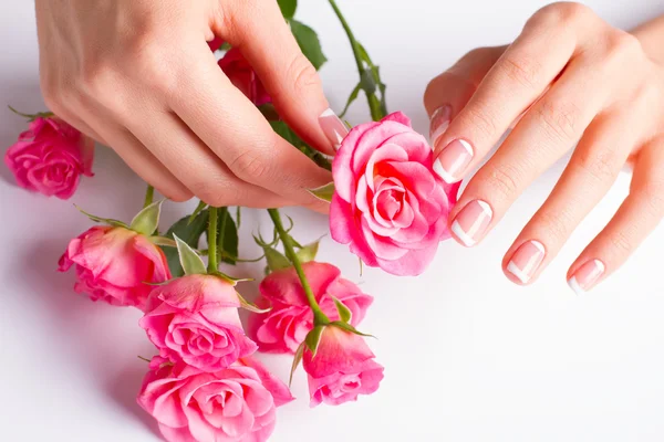 Mooie vrouwelijke nagels. — Stockfoto