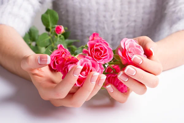 Manicura con ramo de rosas rosadas de cerca . —  Fotos de Stock