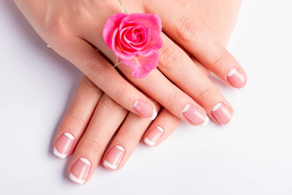 Mooie Franse maan manicure. — Stockfoto