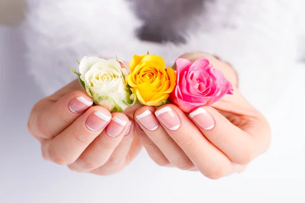 Bella luna dolce manicure francese con rose colorate . — Foto Stock