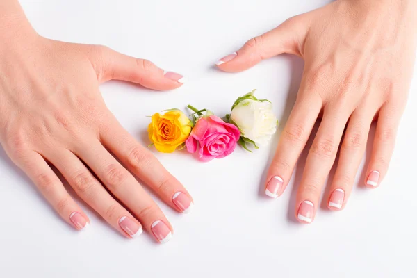 Franse lunar manicure met toppen van rozen. — Stockfoto