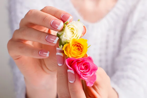 Piękny delikatny french manicure z róż wielokolorowe. — Zdjęcie stockowe