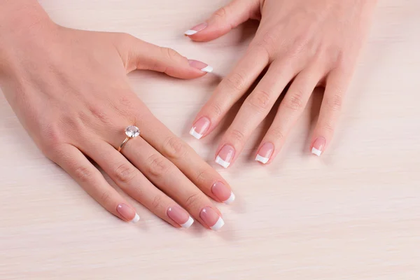 Anillo de diamantes en el dedo. Manicura francesa suave . — Foto de Stock