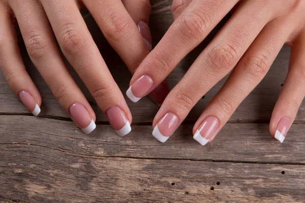 Bir retro ahşap arka plan üzerinde manikür.