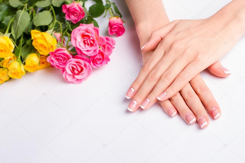 白地にピンクと黄色のバラでフランス語マニキュア ストック写真 C Margostock