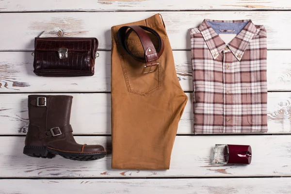 Abbigliamento e accessori su uno sfondo di legno . — Foto Stock