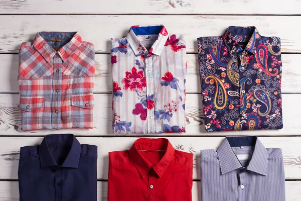 Many different stylish men's shirts with different colors and pr — Stock Photo, Image