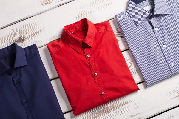 Moderne mannen business shirts met verschillende kleuren. — Stockfoto