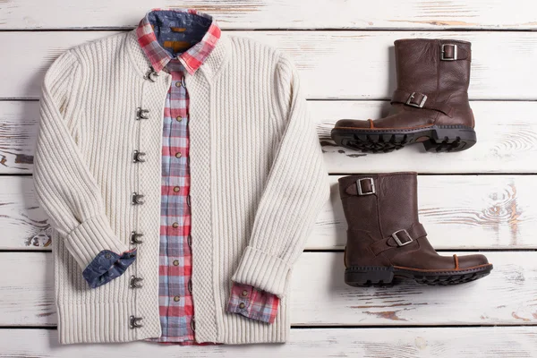 Maglione bianco lavorato a maglia con camicia a scacchi e stivali invernali . — Foto Stock