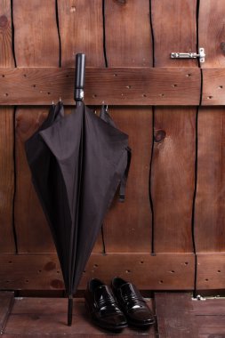 Siyah erkek şemsiye ve Klasik Ayakkabı.