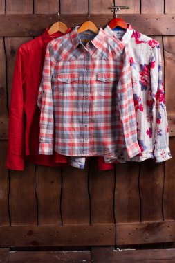 Ahşap bir çit üzerinde erkek gömlek.