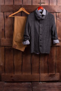 Kareli gömlek ve pantolon ile kazak.
