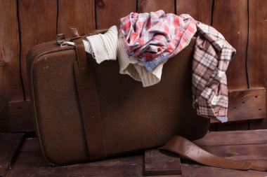 Çiftçinin giysileri ile bavul.