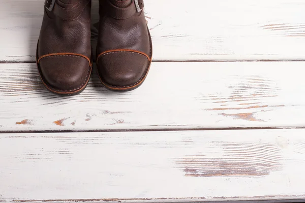 Stiefel auf einem Holzgrund. — Stockfoto
