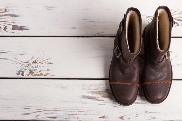 Winter laarzen op een houten planken. — Stockfoto