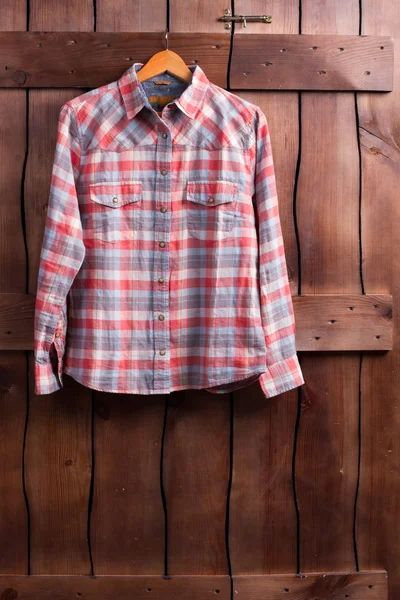 Shirt is opknoping op een houten hek. — Stockfoto