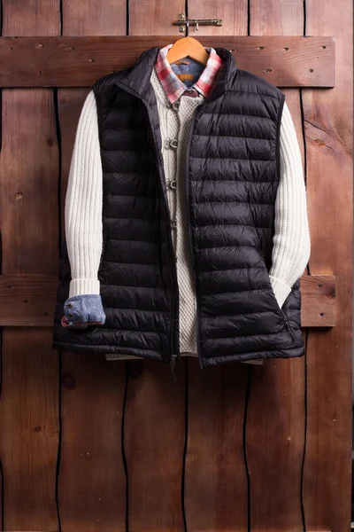 Shirt, trui en vest op een houten hek. — Stockfoto