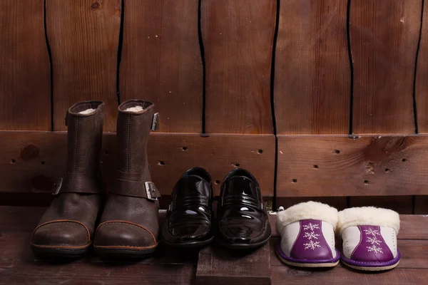 Botas, zapatos y zapatillas de invierno . — Foto de Stock