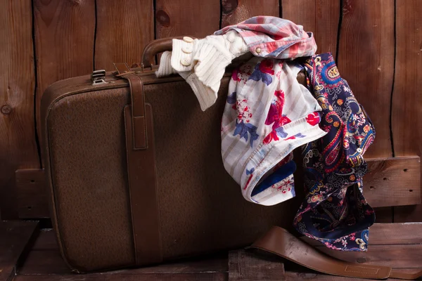 Régi bőrönd, ruházat. — Stock Fotó