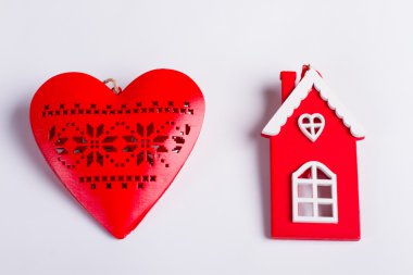 Kırmızı ahşap kalp ve ev.