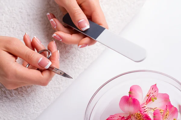 Well-groomed vrouwelijke handen op een handdoek. — Stockfoto