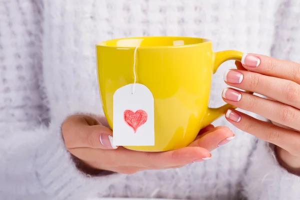 Hermosa taza amarilla con bolsa de té . —  Fotos de Stock