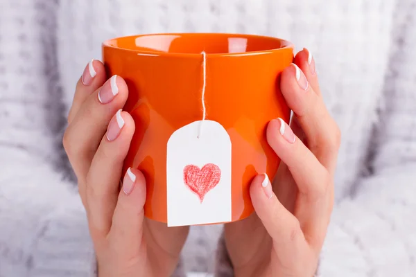 Belle tasse orange avec sac de thé amour . — Photo