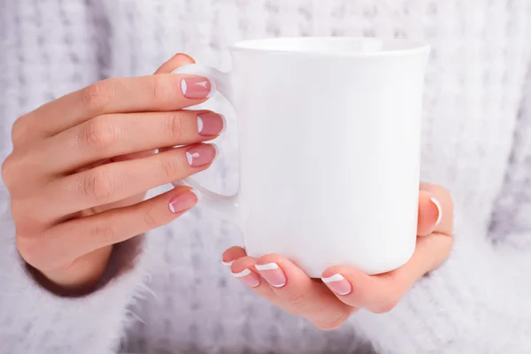 Ragazza con bella manicure tenere la tazza in mano . — Foto Stock