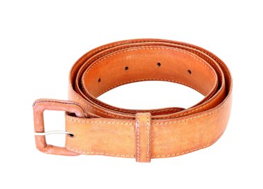 Beyaz arka planda izole edilmiş eski kahverengi deri kemer.