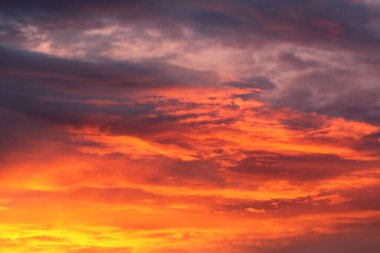 Parlak turuncu ve sarı günbatımı gökyüzü