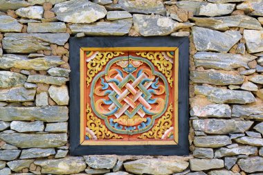 Taş duvar zemininde ahşap oyma pencere çerçevesi izole