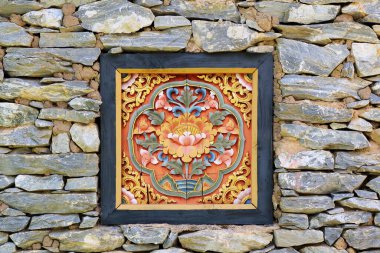 Taş duvar zemininde ahşap oyma pencere çerçevesi izole