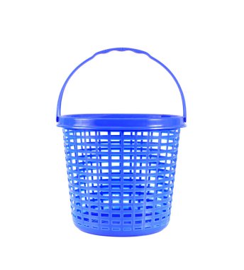 Beyaz arkaplanda izole edilmiş mavi plastik sepet.
