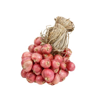 Beyaz arkaplanda izole edilmiş bir gruptaki Shallot soğanları.