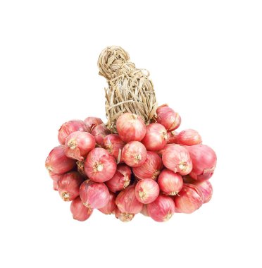 Beyaz arkaplanda izole edilmiş bir gruptaki Shallot soğanları.