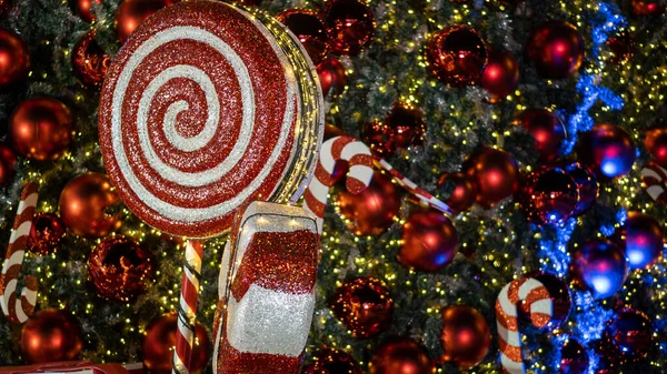 Ornamenti Decorativi Sul Pino Nel Nuovo Anno Natale Con Bei — Foto Stock