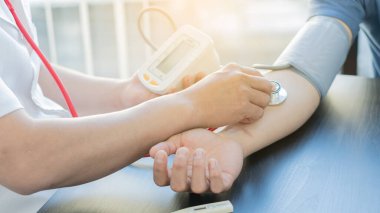 Genç erkek ve doktorların baskılarını kontrol eden doktorlar hastane muayene personeli